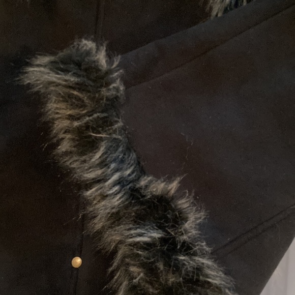 Striking Faux Suede, Faux Fur Vest - Picture 9 of 10